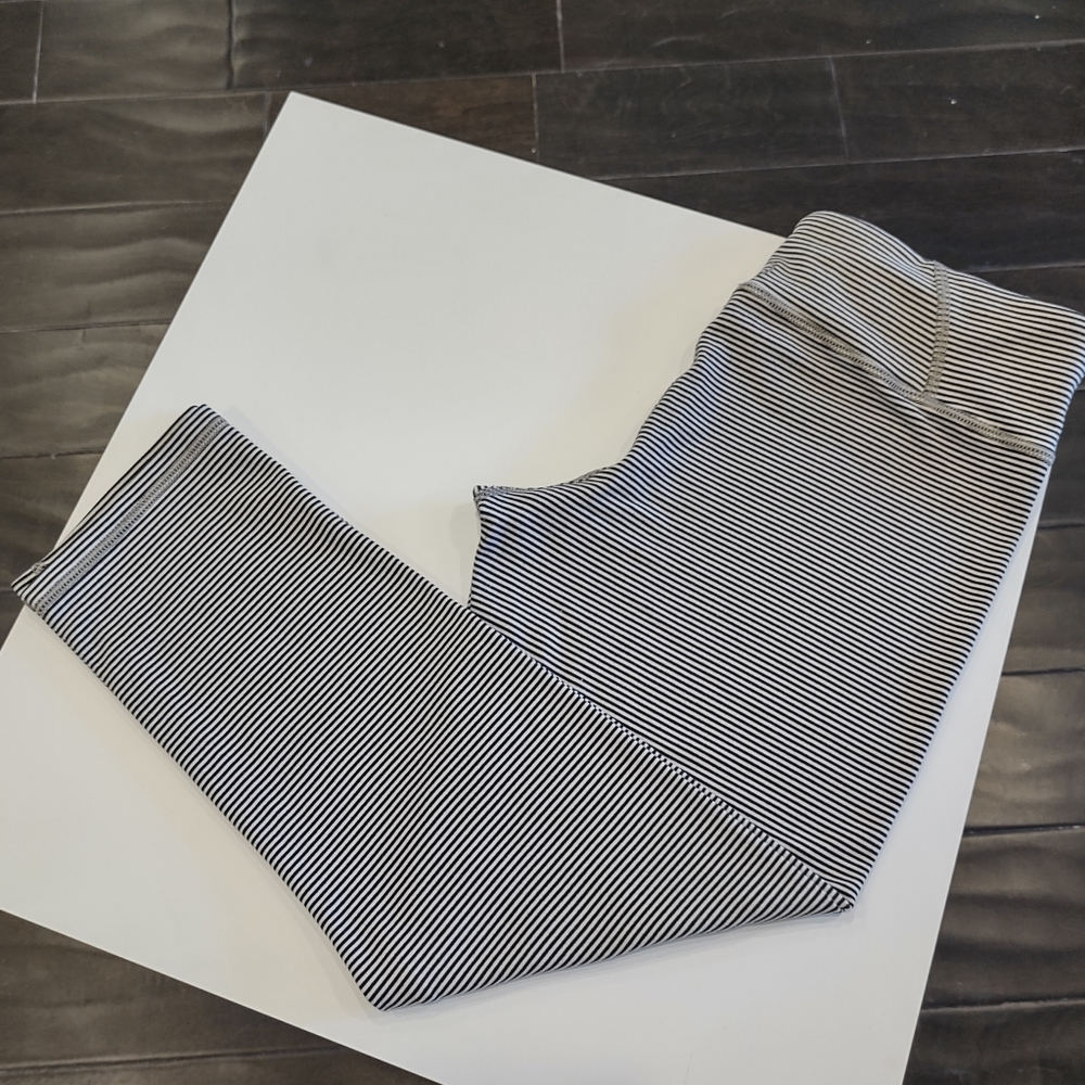 American eagle cropped black and white stripe leggings